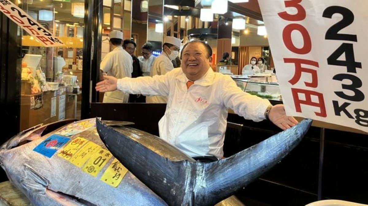 Kiyomura poses with tuna